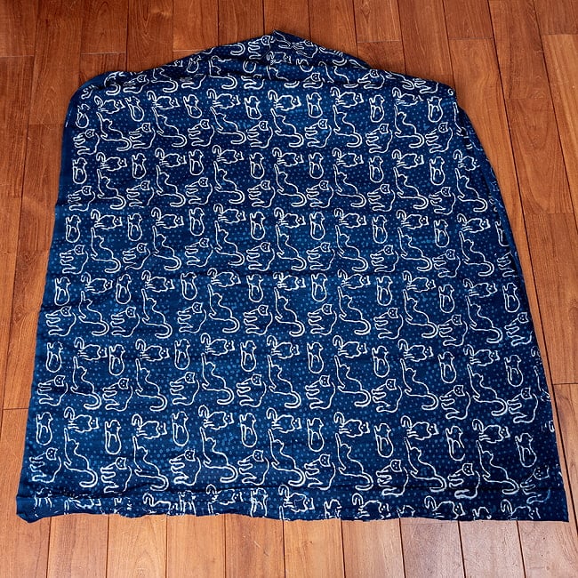 〔1m切り売り〕インドの伝統息づく　昔ながらの木版インディゴ藍染布　猫　ネイビー系〔幅約113cm〕 2 - 1m単位で、ご注文個数に応じた長さでお送りいたします。横幅100cm以上ある大きな布なので、たっぷり使えます。