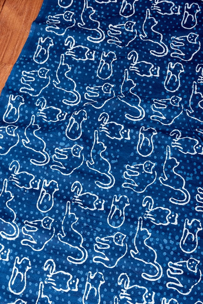 〔1m切り売り〕インドの伝統息づく　昔ながらの木版インディゴ藍染布　猫　ネイビー系〔幅約113cm〕 3 - とても良い雰囲気