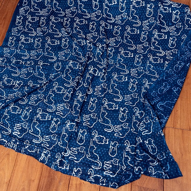 〔1m切り売り〕インドの伝統息づく　昔ながらの木版インディゴ藍染布　猫　ネイビー系〔幅約113cm〕 6 - 全体写真です