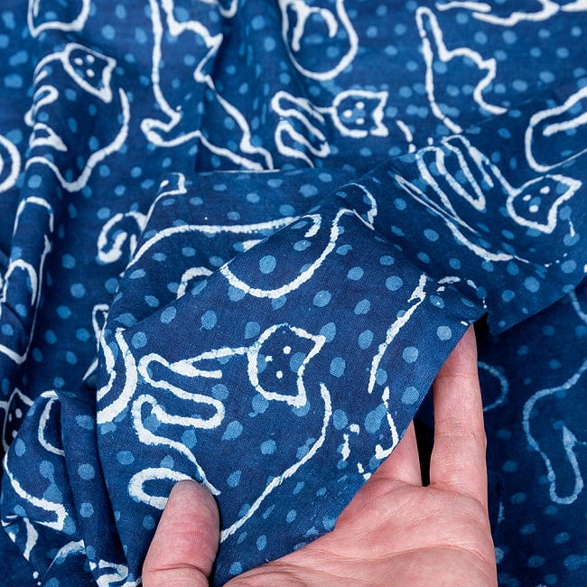 〔1m切り売り〕インドの伝統息づく　昔ながらの木版インディゴ藍染布　猫　ネイビー系〔幅約113cm〕 7 - 生地の拡大写真です