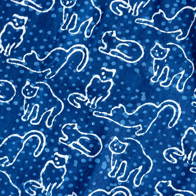 〔1m切り売り〕インドの伝統息づく　昔ながらの木版インディゴ藍染布　猫　ネイビー系〔幅約113cm〕の写真1枚目です。インドの伝統を感じる、素敵な生地です。キャット,藍染め,インディゴ,ウッドブロック,木版染め,ボタニカル,唐草模様,切り売り　テーブルクロス　おしゃれ,量り売り布,アジア布 手芸