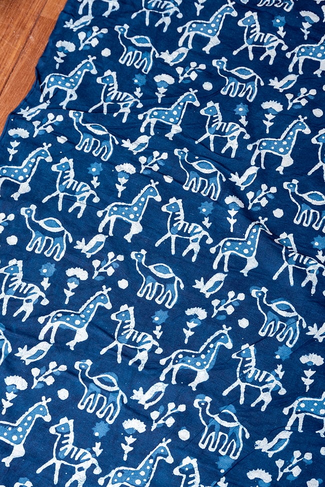 〔1m切り売り〕インドの伝統息づく　昔ながらの木版インディゴ藍染布　馬と駱駝　ネイビー系〔幅約114cm〕 3 - とても良い雰囲気