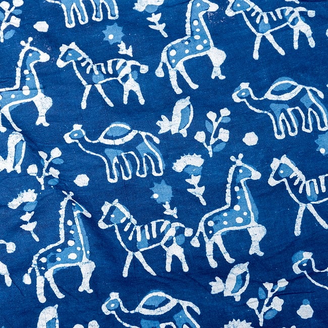 〔1m切り売り〕インドの伝統息づく　昔ながらの木版インディゴ藍染布　馬と駱駝　ネイビー系〔幅約114cm〕の写真1枚目です。インドの伝統を感じる、素敵な生地です。エレファント,藍染め,インディゴ,ウッドブロック,木版染め,ボタニカル,唐草模様,切り売り　テーブルクロス　おしゃれ,量り売り布,アジア布 手芸