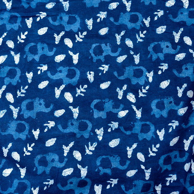 〔1m切り売り〕インドの伝統息づく　昔ながらの木版インディゴ藍染布　象さん　ネイビー系〔幅約113cm〕の写真1枚目です。インドの伝統を感じる、素敵な生地です。エレファント,藍染め,インディゴ,ウッドブロック,木版染め,ボタニカル,唐草模様,切り売り　テーブルクロス　おしゃれ,量り売り布,アジア布 手芸