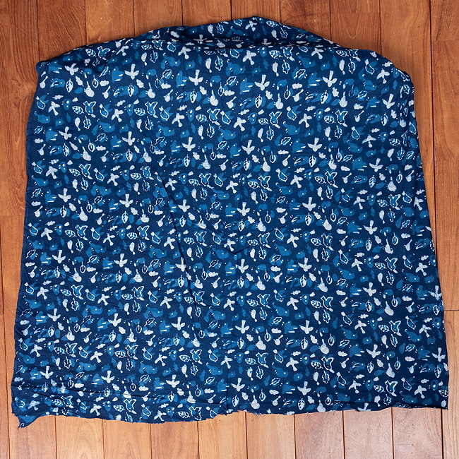 〔1m切り売り〕インドの伝統息づく　昔ながらの木版インディゴ藍染布　小鳥　ネイビー系〔幅約110cm〕 2 - 1m単位で、ご注文個数に応じた長さでお送りいたします。横幅100cm以上ある大きな布なので、たっぷり使えます。