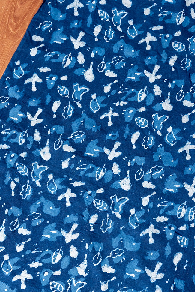 〔1m切り売り〕インドの伝統息づく　昔ながらの木版インディゴ藍染布　小鳥　ネイビー系〔幅約110cm〕 3 - とても良い雰囲気