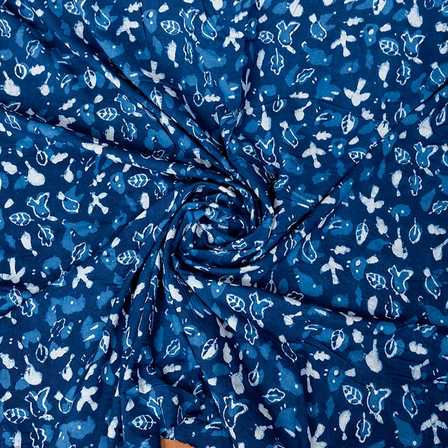 〔1m切り売り〕インドの伝統息づく　昔ながらの木版インディゴ藍染布　小鳥　ネイビー系〔幅約110cm〕 4 - 拡大写真です