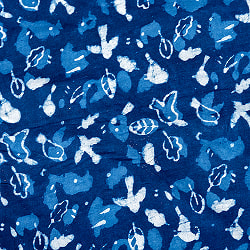 〔1m切り売り〕インドの伝統息づく　昔ながらの木版インディゴ藍染布　小鳥　ネイビー系〔幅約110cm〕の商品写真