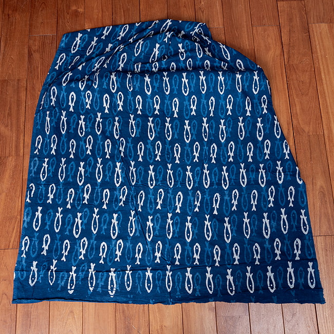 〔1m切り売り〕インドの伝統息づく　昔ながらの木版インディゴ藍染布　お魚　ネイビー系〔幅約110cm〕 2 - 1m単位で、ご注文個数に応じた長さでお送りいたします。横幅100cm以上ある大きな布なので、たっぷり使えます。