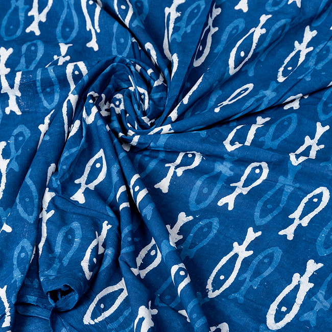 〔1m切り売り〕インドの伝統息づく　昔ながらの木版インディゴ藍染布　お魚　ネイビー系〔幅約110cm〕 5 - インドならではの風合い