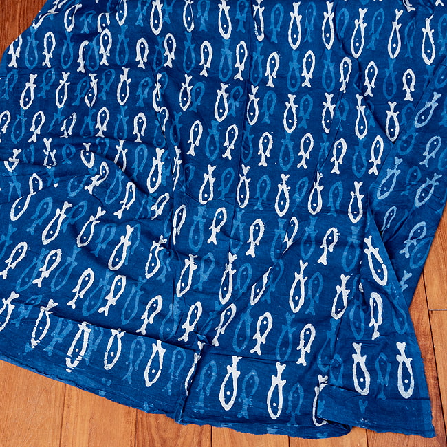 〔1m切り売り〕インドの伝統息づく　昔ながらの木版インディゴ藍染布　お魚　ネイビー系〔幅約110cm〕 6 - 全体写真です