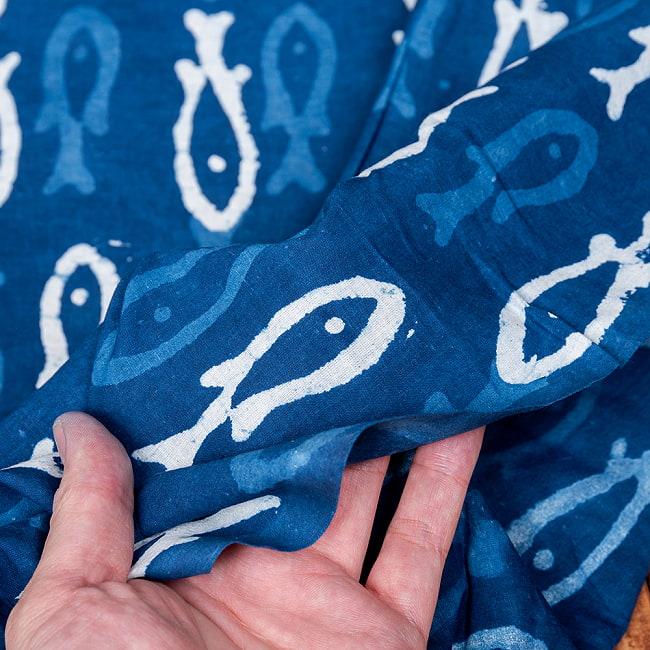 〔1m切り売り〕インドの伝統息づく　昔ながらの木版インディゴ藍染布　お魚　ネイビー系〔幅約110cm〕 7 - 生地の拡大写真です