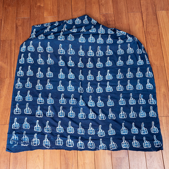 〔1m切り売り〕インドの伝統息づく　昔ながらの木版インディゴ藍染布　象さん　ネイビー系〔幅約110cm〕 2 - 1m単位で、ご注文個数に応じた長さでお送りいたします。横幅100cm以上ある大きな布なので、たっぷり使えます。