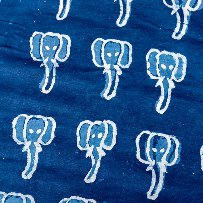 〔1m切り売り〕インドの伝統息づく　昔ながらの木版インディゴ藍染布　象さん　ネイビー系〔幅約110cm〕の写真1枚目です。インドの伝統を感じる、素敵な生地です。エレファント,藍染め,インディゴ,ウッドブロック,木版染め,ボタニカル,唐草模様,切り売り　テーブルクロス　おしゃれ,量り売り布,アジア布 手芸
