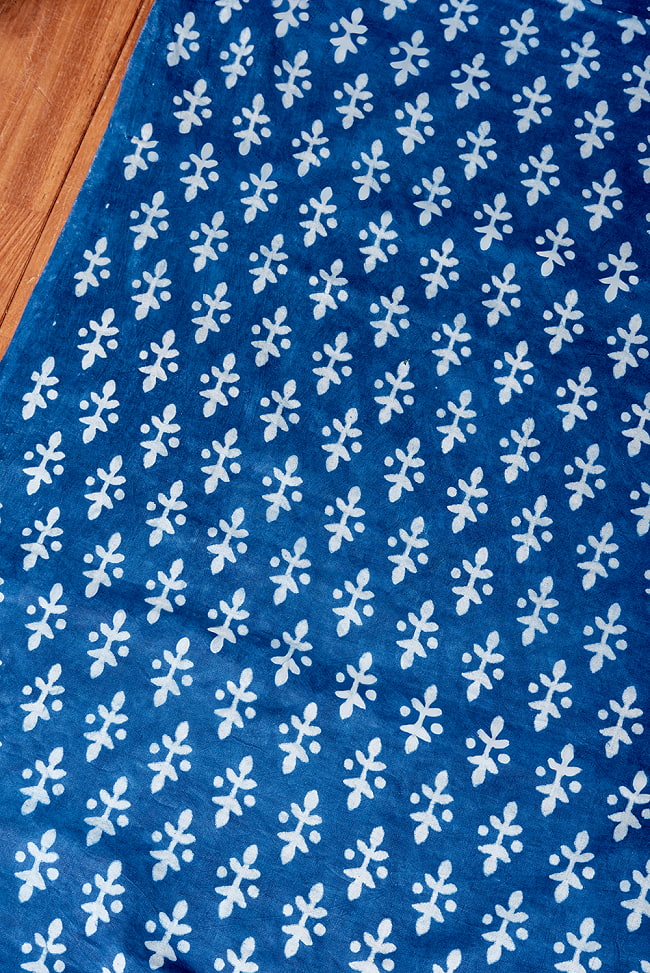 〔1m切り売り〕インドの伝統息づく　昔ながらの木版インディゴ藍染布　植物柄　ネイビー系〔幅約109cm〕 3 - とても良い雰囲気