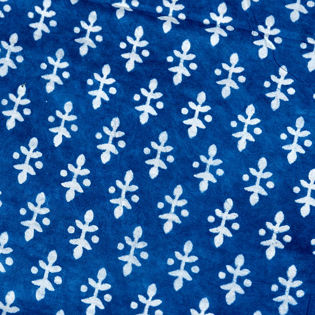 〔1m切り売り〕インドの伝統息づく　昔ながらの木版インディゴ藍染布　植物柄　ネイビー系〔幅約109cm〕の写真1枚目です。インドの伝統を感じる、素敵な生地です。ボタニカル,藍染め,インディゴ,ウッドブロック,木版染め,ボタニカル,唐草模様,切り売り　テーブルクロス　おしゃれ,量り売り布,アジア布 手芸