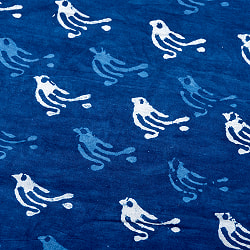 【3個セット】〔1m切り売り〕インドの伝統息づく　昔ながらの木版インディゴ藍染布　小鳥　ネイビー系〔幅約111cm〕の写真