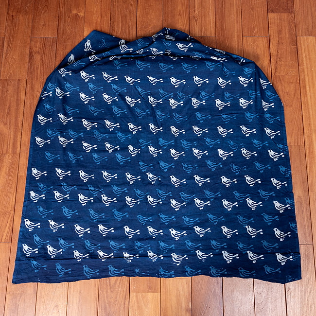 〔1m切り売り〕インドの伝統息づく　昔ながらの木版インディゴ藍染布　小鳥　ネイビー系〔幅約111cm〕 2 - 1m単位で、ご注文個数に応じた長さでお送りいたします。横幅100cm以上ある大きな布なので、たっぷり使えます。