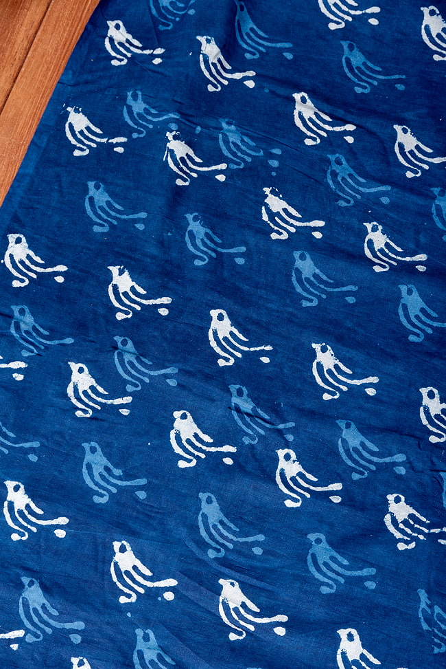 〔1m切り売り〕インドの伝統息づく　昔ながらの木版インディゴ藍染布　小鳥　ネイビー系〔幅約111cm〕 3 - とても良い雰囲気