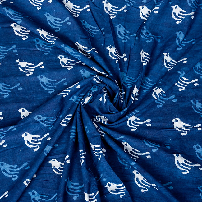 〔1m切り売り〕インドの伝統息づく　昔ながらの木版インディゴ藍染布　小鳥　ネイビー系〔幅約111cm〕 4 - 拡大写真です