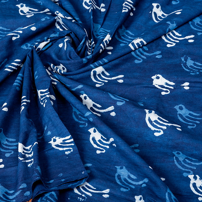 〔1m切り売り〕インドの伝統息づく　昔ながらの木版インディゴ藍染布　小鳥　ネイビー系〔幅約111cm〕 5 - インドならではの風合い