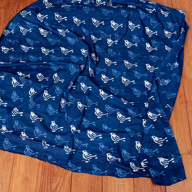 〔1m切り売り〕インドの伝統息づく　昔ながらの木版インディゴ藍染布　小鳥　ネイビー系〔幅約111cm〕 6 - 全体写真です
