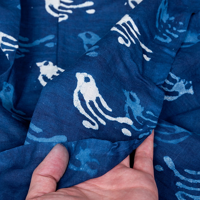 〔1m切り売り〕インドの伝統息づく　昔ながらの木版インディゴ藍染布　小鳥　ネイビー系〔幅約111cm〕 7 - 生地の拡大写真です