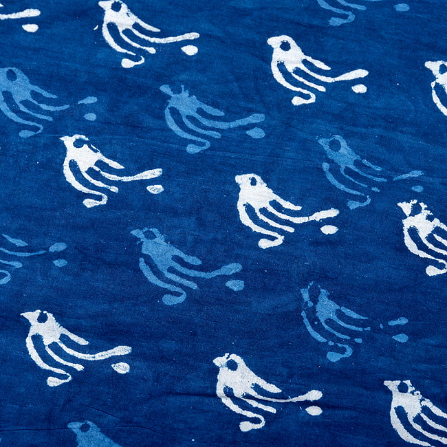〔1m切り売り〕インドの伝統息づく　昔ながらの木版インディゴ藍染布　小鳥　ネイビー系〔幅約111cm〕の写真1枚目です。インドの伝統を感じる、素敵な生地です。バード,藍染め,インディゴ,ウッドブロック,木版染め,ボタニカル,唐草模様,切り売り　テーブルクロス　おしゃれ,量り売り布,アジア布 手芸
