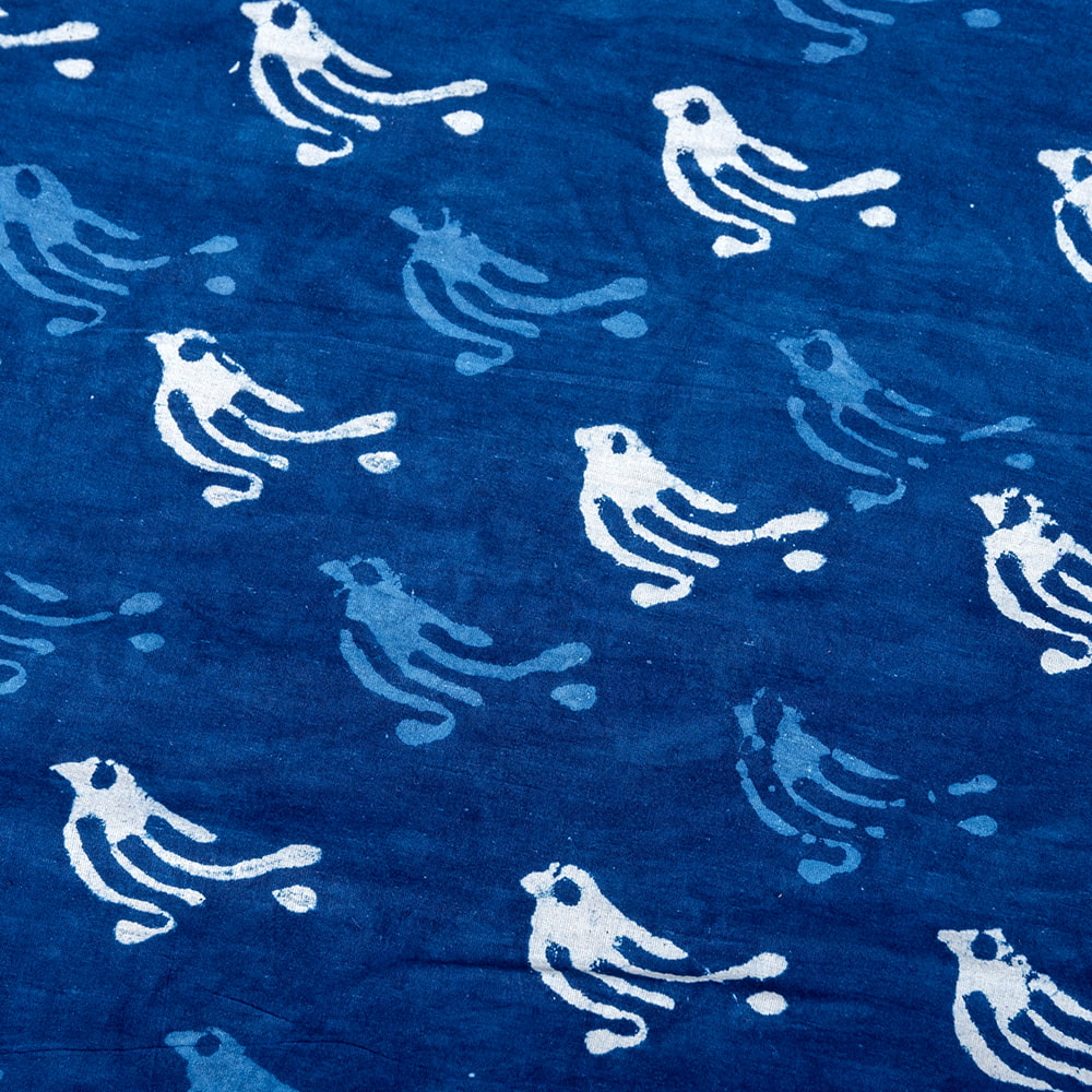 【5個セット】〔1m切り売り〕インドの伝統息づく　昔ながらの木版インディゴ藍染布　小鳥　ネイビー系〔幅約111cm〕1枚目の説明写真です