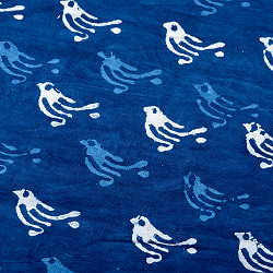 〔1m切り売り〕インドの伝統息づく　昔ながらの木版インディゴ藍染布　小鳥　ネイビー系〔幅約111cm〕の商品写真