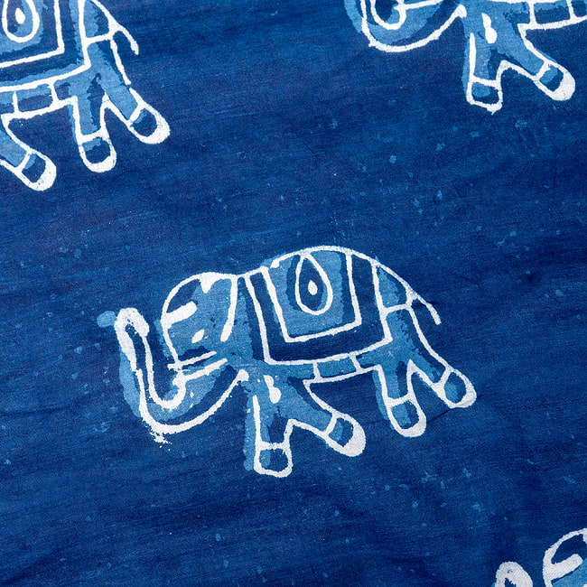 〔1m切り売り〕インドの伝統息づく　昔ながらの木版インディゴ藍染布　象さん　ネイビー系〔幅約111cm〕の写真1枚目です。インドの伝統を感じる、素敵な生地です。エレファント,藍染め,インディゴ,ウッドブロック,木版染め,ボタニカル,唐草模様,切り売り　テーブルクロス　おしゃれ,量り売り布,アジア布 手芸