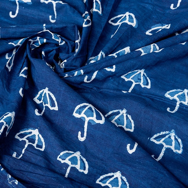 〔1m切り売り〕インドの伝統息づく　昔ながらの木版インディゴ藍染布　パラソル　ネイビー系〔幅約110cm〕 5 - インドならではの風合い
