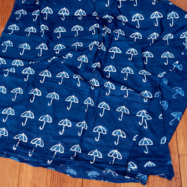 〔1m切り売り〕インドの伝統息づく　昔ながらの木版インディゴ藍染布　パラソル　ネイビー系〔幅約110cm〕 6 - 全体写真です