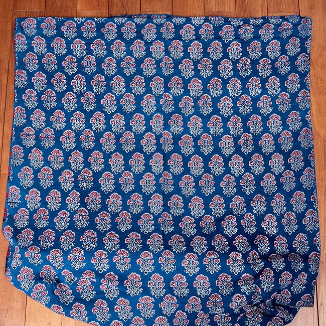 〔1m切り売り〕インドの伝統息づく　昔ながらのインディゴ藍染　ボタニカルデザイン布　ネイビー系〔幅約110cm〕 2 - 1m単位で、ご注文個数に応じた長さでお送りいたします。横幅100cm以上ある大きな布なので、たっぷり使えます。
