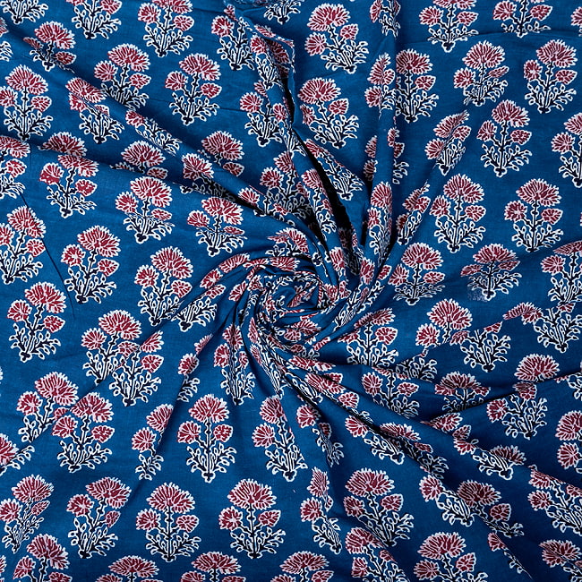 〔1m切り売り〕インドの伝統息づく　昔ながらのインディゴ藍染　ボタニカルデザイン布　ネイビー系〔幅約110cm〕 4 - 拡大写真です