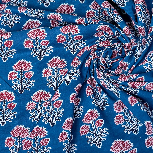 〔1m切り売り〕インドの伝統息づく　昔ながらのインディゴ藍染　ボタニカルデザイン布　ネイビー系〔幅約110cm〕 5 - インドならではの風合い