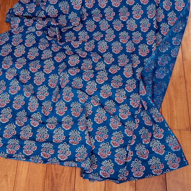 〔1m切り売り〕インドの伝統息づく　昔ながらのインディゴ藍染　ボタニカルデザイン布　ネイビー系〔幅約110cm〕 6 - 全体写真です