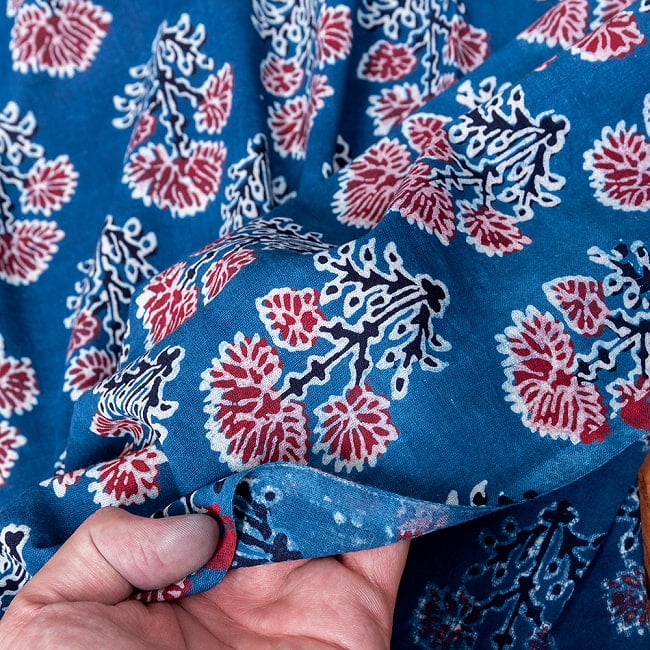 〔1m切り売り〕インドの伝統息づく　昔ながらのインディゴ藍染　ボタニカルデザイン布　ネイビー系〔幅約110cm〕 7 - 生地の拡大写真です