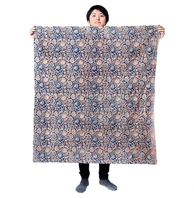 〔1m切り売り〕インドの伝統息づく　昔ながらのインディゴ藍染　ボタニカルデザイン布　ネイビー系〔幅約110cm〕 8 - 同ジャンル品の生地を、1m切って持ってみたところです。いろいろな用途に使えそうです。