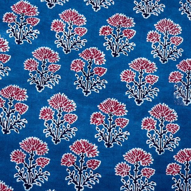 〔1m切り売り〕インドの伝統息づく　昔ながらのインディゴ藍染　ボタニカルデザイン布　ネイビー系〔幅約110cm〕の写真1枚目です。インドの伝統を感じる、素敵な生地です。インディゴ,藍染,ボタニカル,唐草模様,切り売り　テーブルクロス　おしゃれ,量り売り布,アジア布 手芸