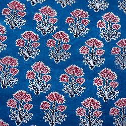〔1m切り売り〕インドの伝統息づく　昔ながらのインディゴ藍染　ボタニカルデザイン布　ネイビー系〔幅約110cm〕の商品写真