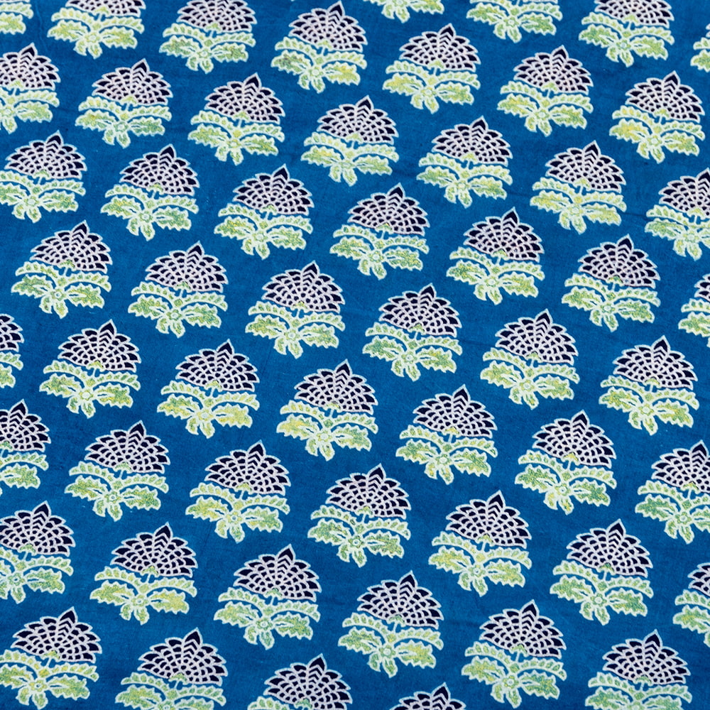 【5個セット】〔1m切り売り〕インドの伝統息づく　昔ながらのインディゴ藍染　ボタニカルデザイン布　ネイビー系〔幅約109cm〕1枚目の説明写真です