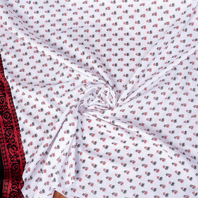 〔2デザインあり〕〔1m切り売り〕テキスタイルの伝統息づくインドから　昔ながらの小花柄布　ホワイト〔1m切り売り〕カンタ刺繍がかわいい　ボタニカルデザインの布系〔幅約108cm〕 4 - 拡大写真です