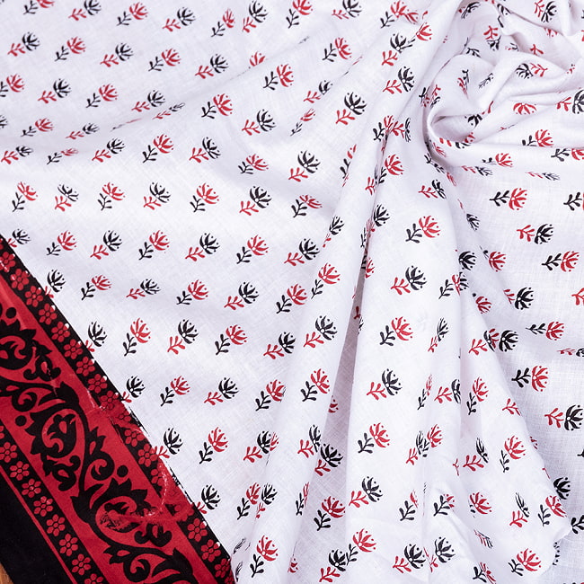 〔2デザインあり〕〔1m切り売り〕テキスタイルの伝統息づくインドから　昔ながらの小花柄布　ホワイト〔1m切り売り〕カンタ刺繍がかわいい　ボタニカルデザインの布系〔幅約108cm〕 5 - インドならではの風合い