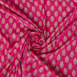 【5個セット】〔1m切り売り〕テキスタイルの伝統息づくインドから　昔ながらのボタニカル柄布　ビビッドピンク系〔幅約107cm〕の写真