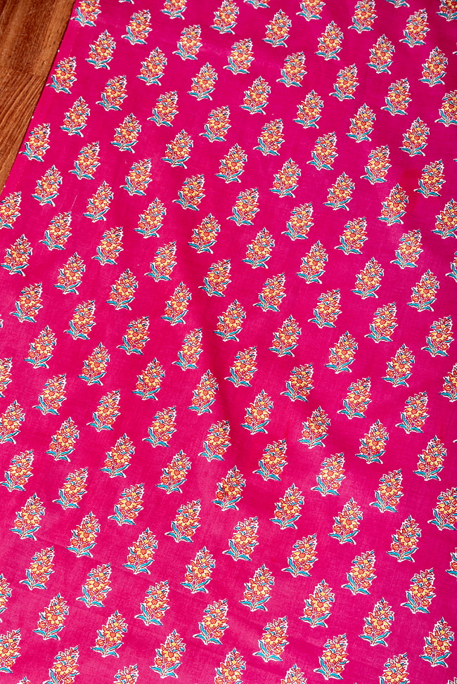 〔1m切り売り〕テキスタイルの伝統息づくインドから　昔ながらのボタニカル柄布　ビビッドピンク系〔幅約107cm〕 3 - とても良い雰囲気