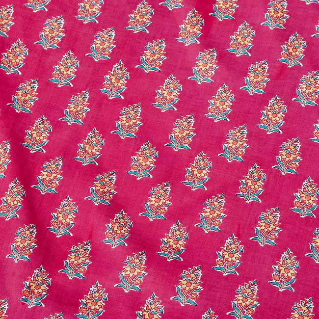 〔1m切り売り〕テキスタイルの伝統息づくインドから　昔ながらのボタニカル柄布　ビビッドピンク系〔幅約107cm〕 4 - 拡大写真です