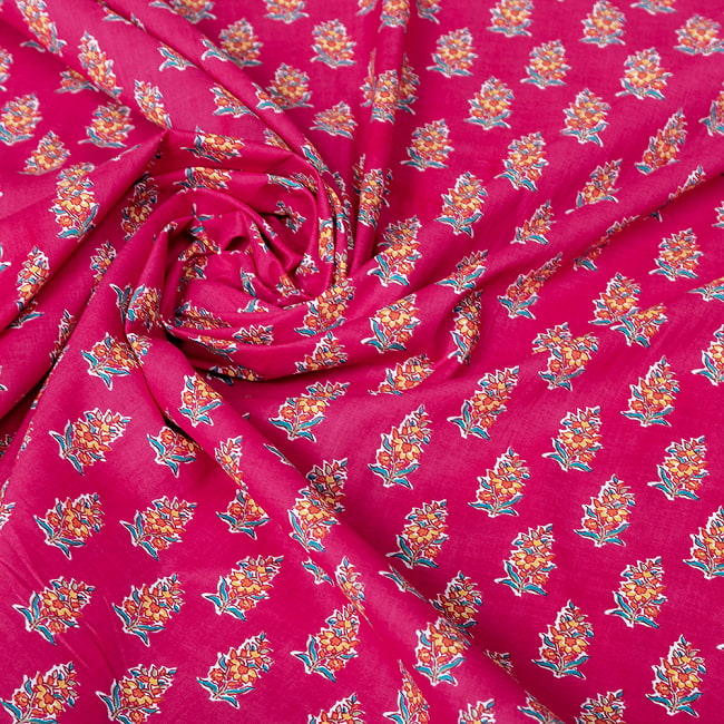 〔1m切り売り〕テキスタイルの伝統息づくインドから　昔ながらのボタニカル柄布　ビビッドピンク系〔幅約107cm〕 5 - インドならではの風合い