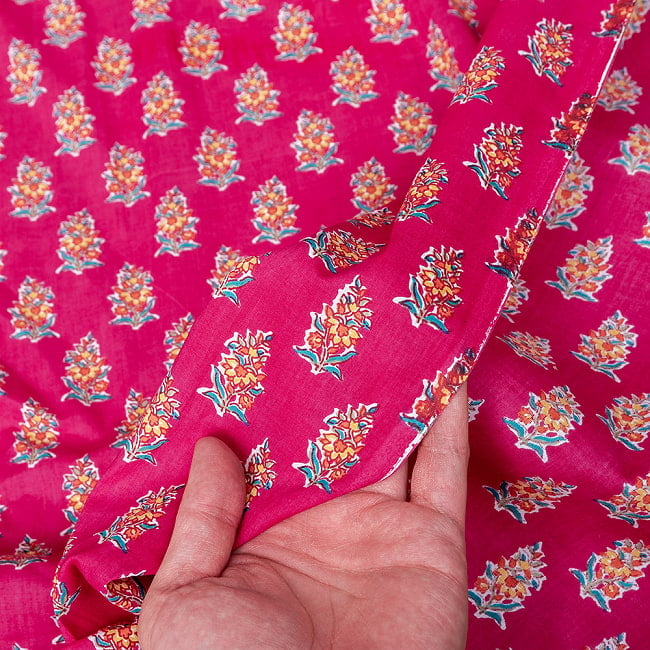 〔1m切り売り〕テキスタイルの伝統息づくインドから　昔ながらのボタニカル柄布　ビビッドピンク系〔幅約107cm〕 7 - 生地の拡大写真です