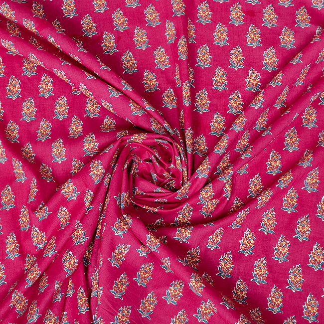 〔1m切り売り〕テキスタイルの伝統息づくインドから　昔ながらのボタニカル柄布　ビビッドピンク系〔幅約107cm〕の写真1枚目です。インドの伝統を感じる、素敵な生地です。花柄,フラワー,切り売り生地,テーブルクロス,マルチクロス,ボタニカル,プロヴァンス,更紗,量り売り布,アジア布 量り売り,手芸,裁縫,アジアン,ファブリック